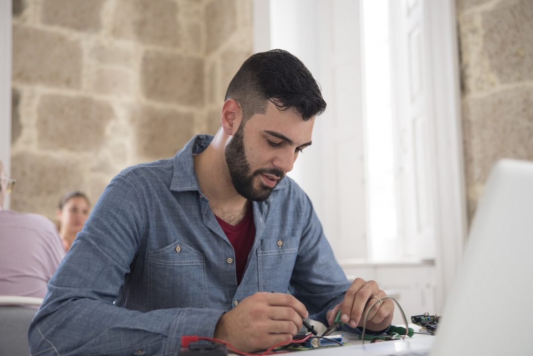 Repuestos y Software 100% Originales: Garantía de calidad y rendimiento En CompuReparaciones Tijuana, sabemos lo importante que es mantener tus equipos de cómputo funcionando a la perfección. Por eso, solo trabajamos con repuestos y software 100% originales. Garantizar que utilices componentes y programas de la más alta calidad es nuestra prioridad, ya que esto asegura un rendimiento óptimo y una vida útil prolongada para tu tecnología. Repuestos originales para un rendimiento sin igual Cuando se trata de reparar o actualizar equipos de cómputo, usar repuestos originales es clave para asegurar que tu dispositivo funcione como nuevo. En CompuReparaciones Tijuana, solo utilizamos repuestos originales de las mejores marcas del mercado. Ya sea que necesites un nuevo disco duro, una memoria RAM adicional o cualquier otro componente, podemos asegurarte que trabajamos con productos 100% auténticos, que cumplen con los estándares más altos de calidad y compatibilidad. Software original para una experiencia segura y eficiente El software original no solo mejora el rendimiento de tu equipo, sino que también garantiza su seguridad. Las versiones piratas de software pueden comprometer tu equipo y exponerlo a virus, malware y otros riesgos. Al elegir CompuReparaciones Tijuana, te aseguras de que tu computadora o dispositivo esté siempre protegido con software 100% original, como sistemas operativos, antivirus y programas especializados, que ofrecen actualizaciones regulares y soporte técnico confiable. Beneficios de elegir repuestos y software originales Rendimiento óptimo: Los repuestos originales están diseñados específicamente para tu equipo, lo que asegura un rendimiento superior y una mayor eficiencia. Mayor durabilidad: Los componentes originales tienen una vida útil más larga, reduciendo la necesidad de reparaciones frecuentes. Compatibilidad asegurada: Usar piezas originales garantiza que todos los componentes de tu equipo trabajen en armonía, evitando fallos de compatibilidad. Seguridad: El software original ofrece protección contra amenazas cibernéticas, asegurando que tu equipo esté siempre actualizado y protegido. Soporte técnico oficial: Al utilizar software original, tendrás acceso al soporte técnico de los fabricantes, lo que te permitirá resolver cualquier inconveniente rápidamente. Compromiso con la calidad y satisfacción del cliente En CompuReparaciones Tijuana, nos comprometemos a ofrecerte solo lo mejor. Trabajamos exclusivamente con repuestos y software 100% originales, porque sabemos que tu tecnología merece lo mejor. Además, te asesoramos en la elección de los mejores componentes para tus necesidades específicas, garantizando que obtengas el máximo rendimiento y la mejor experiencia de usuario. Contáctanos para soluciones tecnológicas de calidad Si buscas una reparación o actualización confiable para tu equipo de cómputo, no dudes en contactarnos. En CompuReparaciones Tijuana, te ofrecemos repuestos y software 100% originales, asegurando la mejor calidad para tu tecnología. #repuestosoriginales #softwareoriginal #compureparaciones #Tijuana #reparaciondecomputadoras Este blog está optimizado para SEO, con palabras clave como "repuestos originales," "software original," y "rendimiento óptimo," lo que mejorará la visibilidad en motores de búsqueda. Además, el texto está estructurado con subtítulos para una mejor experiencia de lectura. ¿Esta conversación te resultó útil hasta ahora?